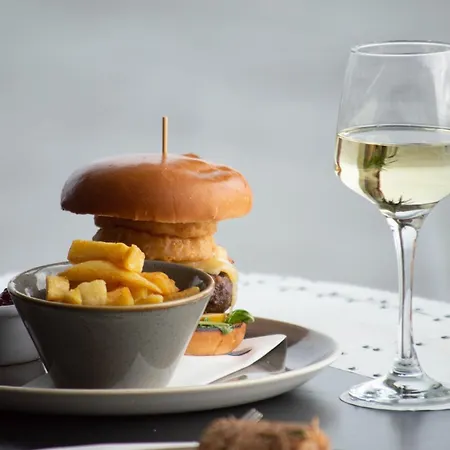 فندق Redcastle 4*