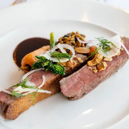 红色城堡酒店 4* 莫维尔