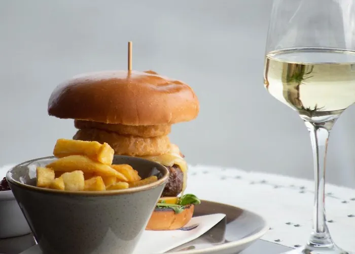 Отель Redcastle 4*